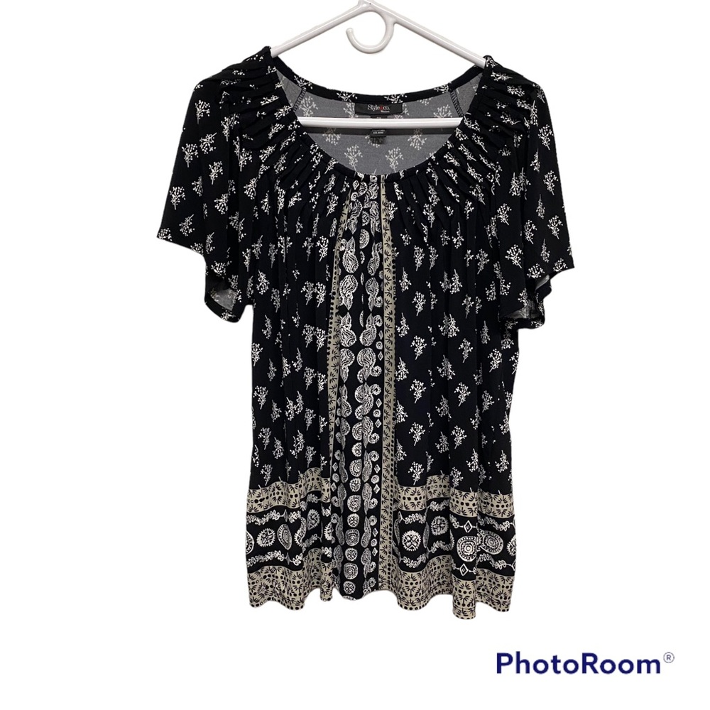 Size 2X Black White and Gold Style & Co Flowy Pattern Short Sleeve Blous